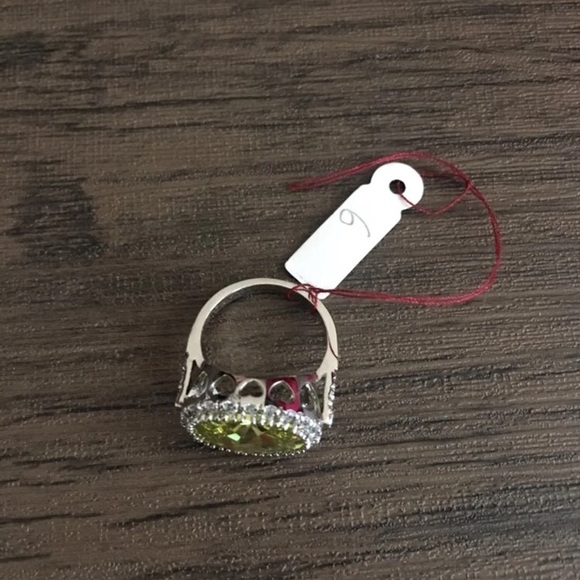 Sterling Silver Ring with green stone - Picture 5 of 5